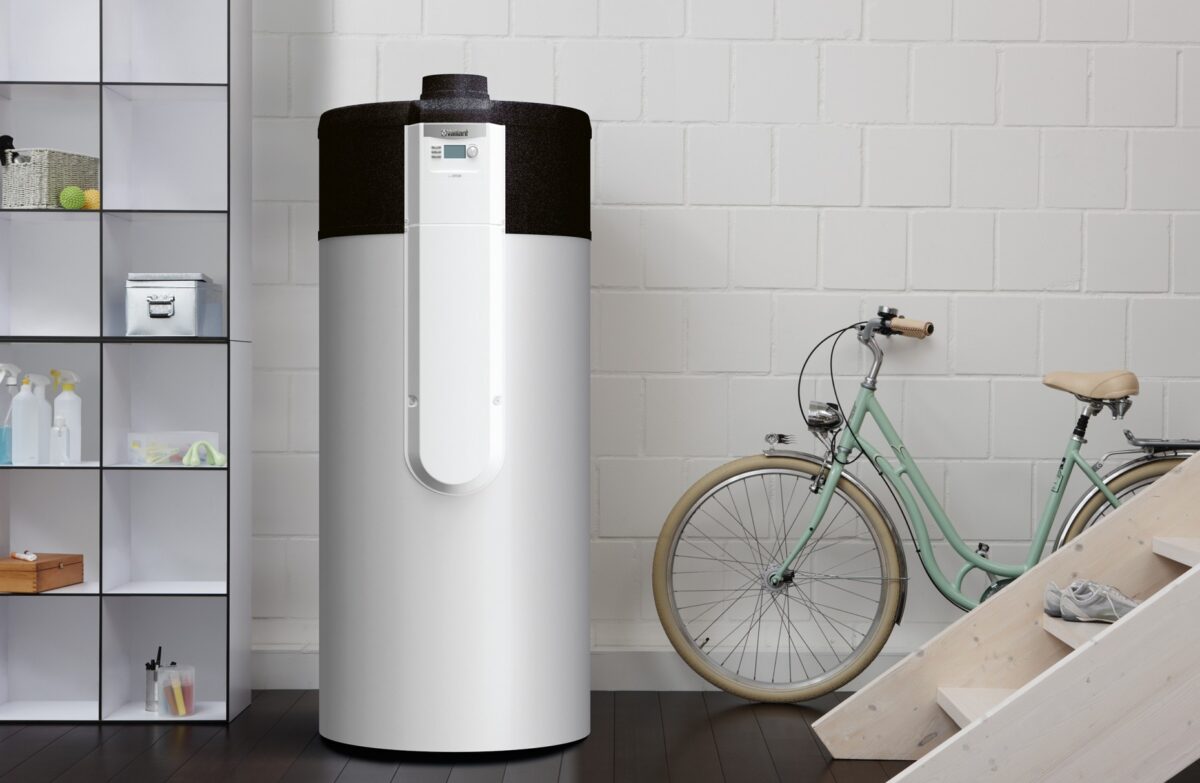 Vaillant-Arostor- Brauchwasser-Waermepumpe Brauchwasser Wärmepumpe aufgestellt im Heizungskeller neben Treppe und Fahrrad