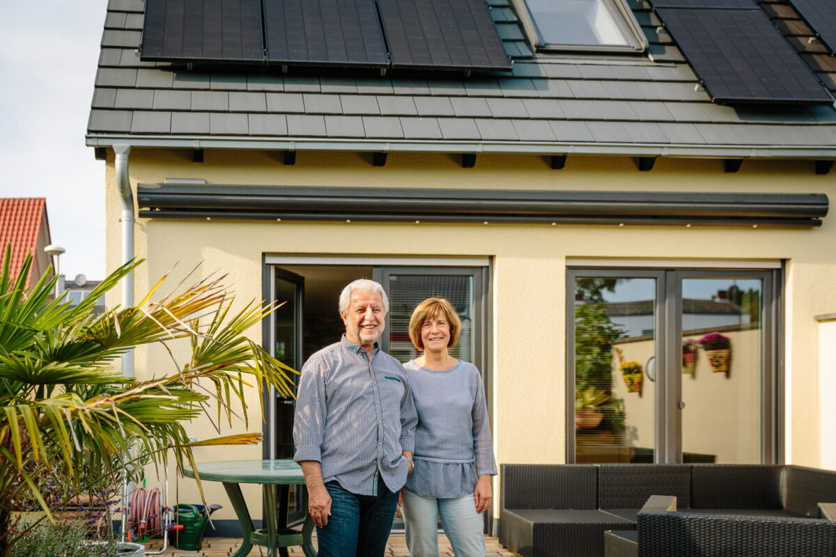 Kundenportrait vor Photovoltaikanlage