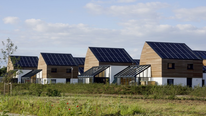 Photovoltaikanlagen auf drei Neubauten in Reihenhaussiedlung