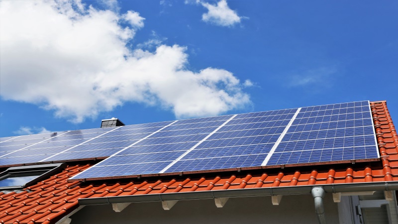 Photovoltaikanlage auf dem Dach vor blauem Himmel