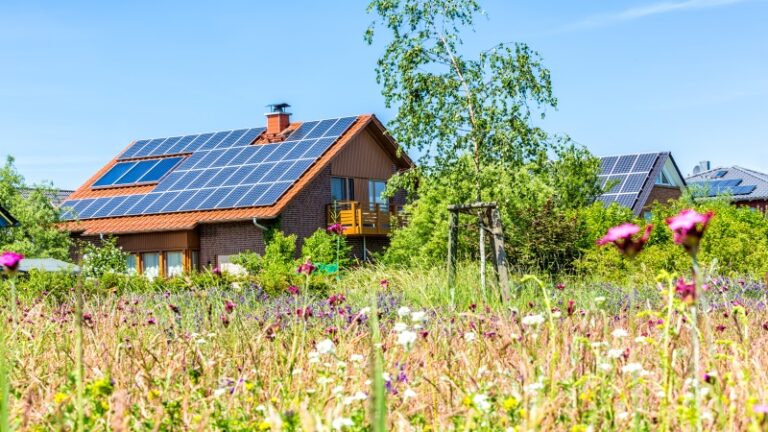 Eine Photovoltaikanlage auf dem Einfamilienhaus gleicht die jährlichen C02 Emissionen eines Deutschen aus