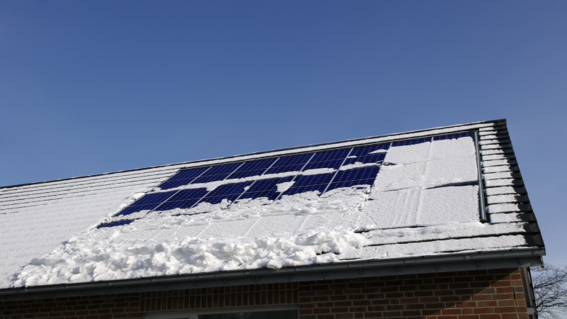 Photovoltaikanlage im Winter mit Schnee bedeckt