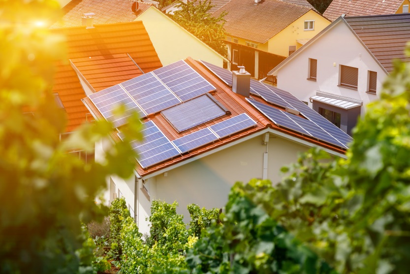 Photovoltaikanlage auf dem Haus Sonnenuntergang