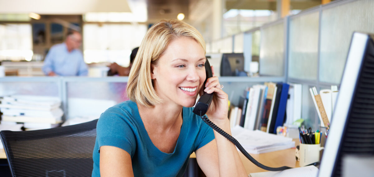 Frau am Telefon