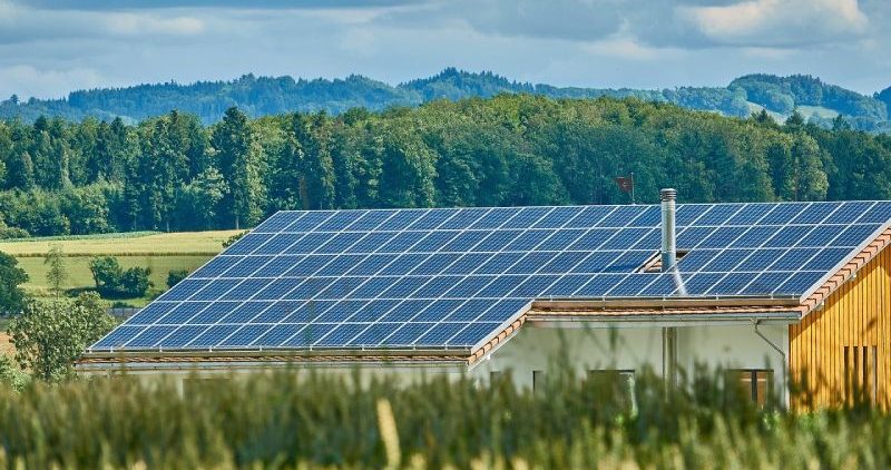 Solaranalge auf Hausdach hinter Feld