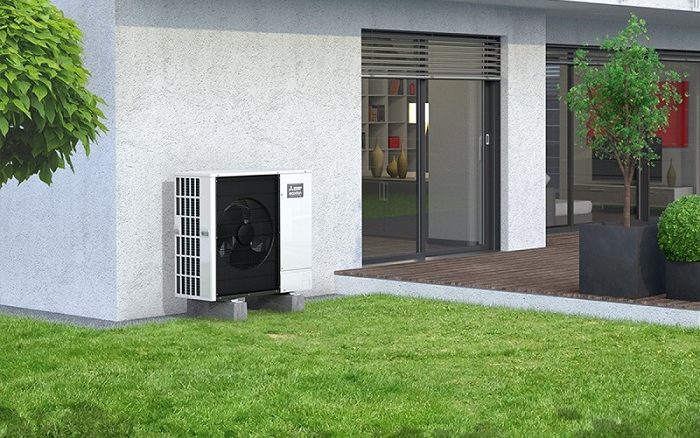 Mitsubishi Wärmepumpe außen an Hauswand neben Terrasse aufgestellt