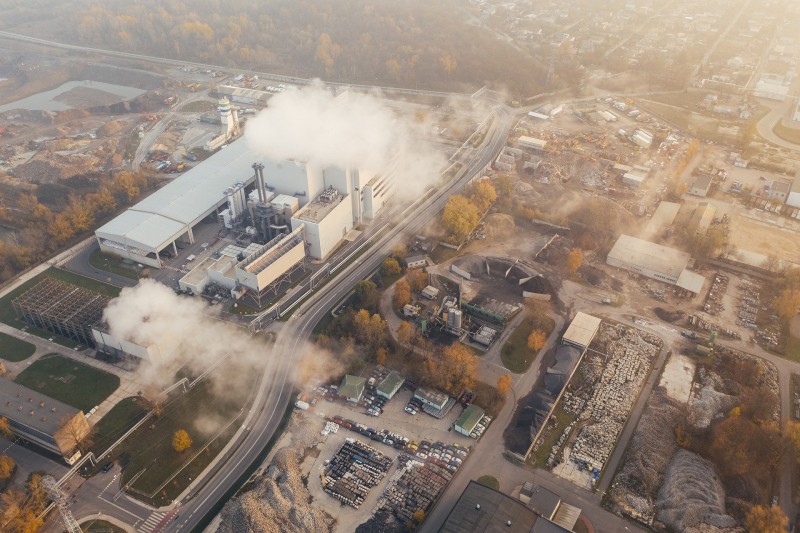 Luftaufnahme einer Fabrik mit sichtbarer Luftverschmutzung