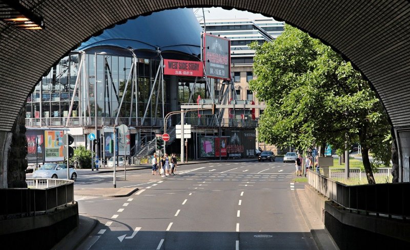 Unterführung am Rheinufer von Köln mit Blick auf den Musical Dome