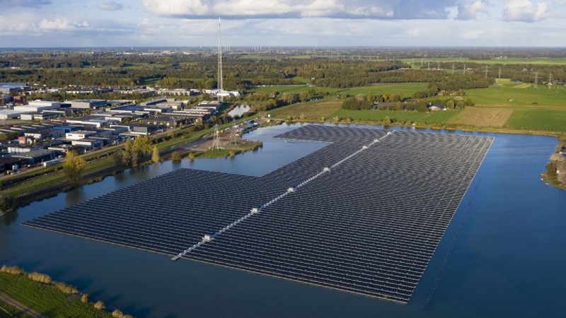 Floating-PV-Anlage auf See ind den Niederlanden