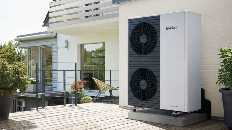 Vaillant Wärmepumpe Modell aroTHERM auf Terrasse aufgestellt