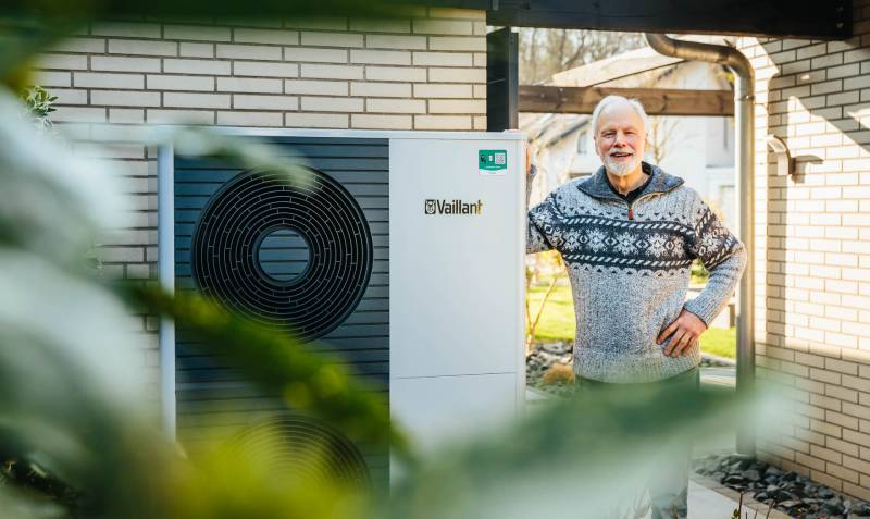 Kunde aus München vor seiner Vaillant Wärmepumpe