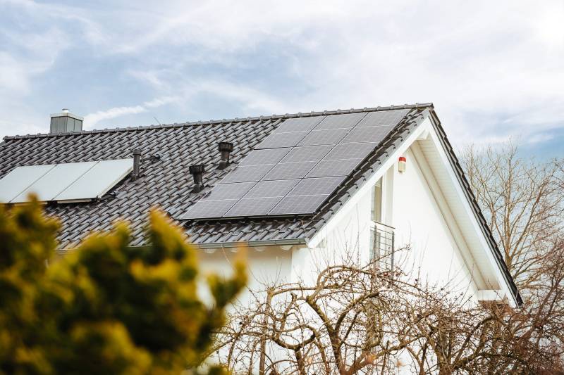 Photovoltaikanlage auf Dach Frühling