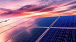 PV-Module vor lila Himmel