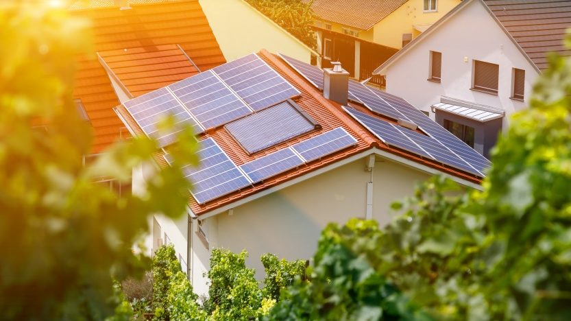 Solaranlage auf einem Haus vor Sonnenuntergang