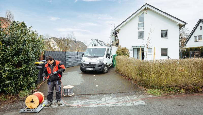 Handwerker von Wegatech schneidet Solarkabel für die PV-Anlage zurecht