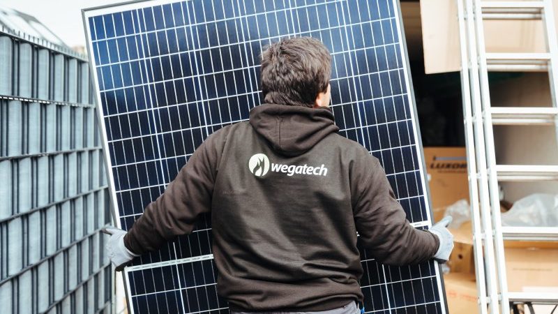 Wegatech Solarteur trägt Photovoltaikmodul