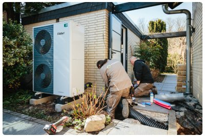 Wegatech Installateure montieren eine Vaillant Wärmepumpe im Altbau