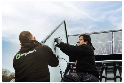 Photovoltaik Installateure von Wegatech schließen ein Solarmdoul an