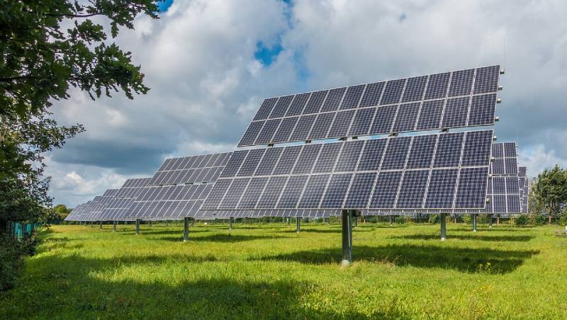 Photovoltaik Freiflächenanlage auf grüner Wiese