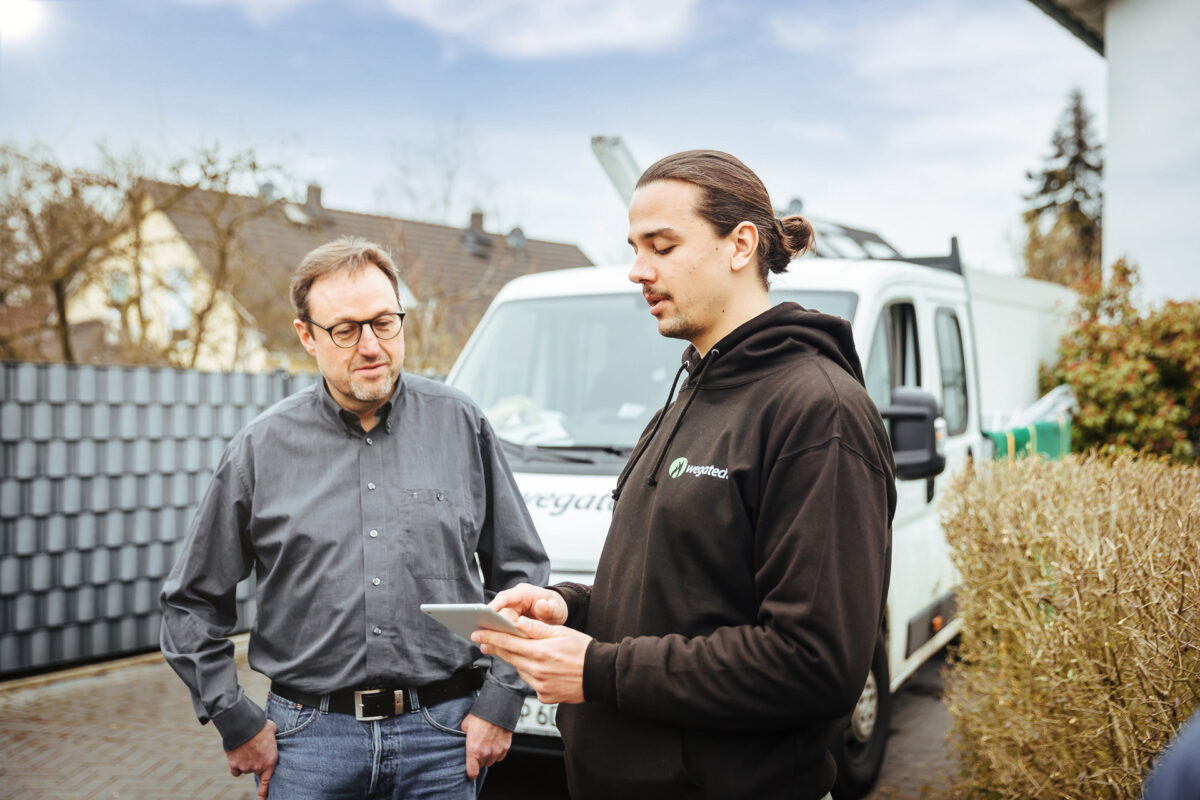 Mitarbeiter von Wegatech berät Kunden zu seiner PV-Anlage