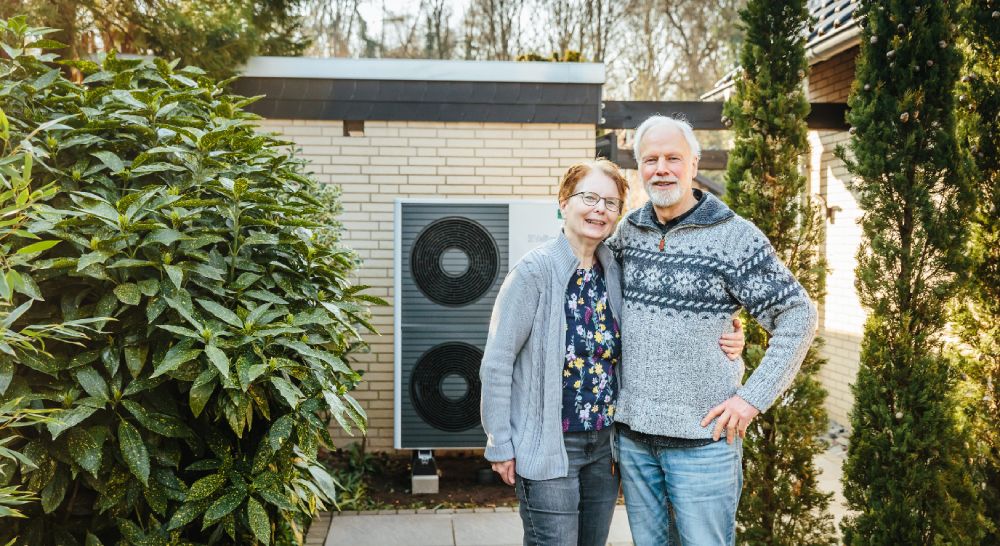 Familie Krause vor einer Vaillant Wärmepumpe