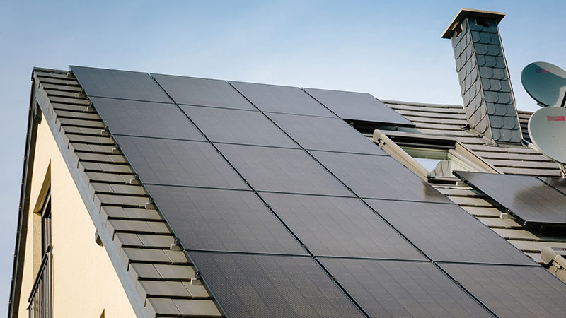 All Black Photovoltaikmodule auf dem Dach eines Hauses