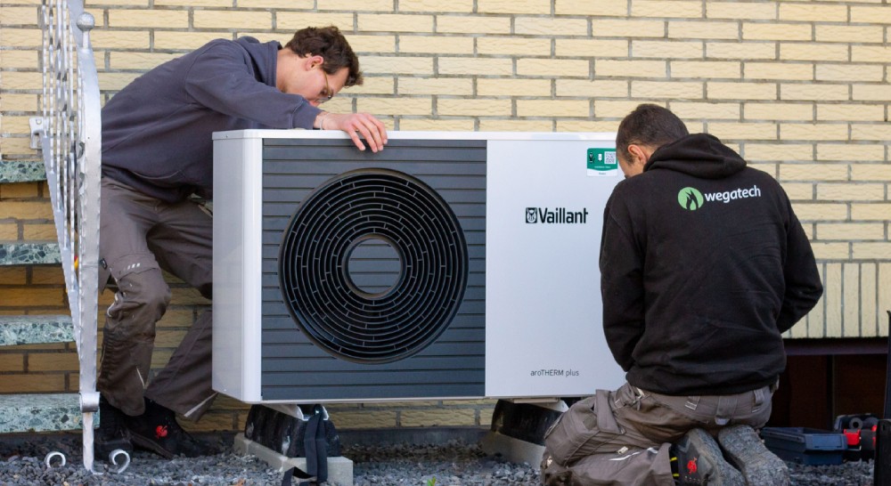 Handwerker von Wegatech montieren eine Vaillant Wärmepumpe