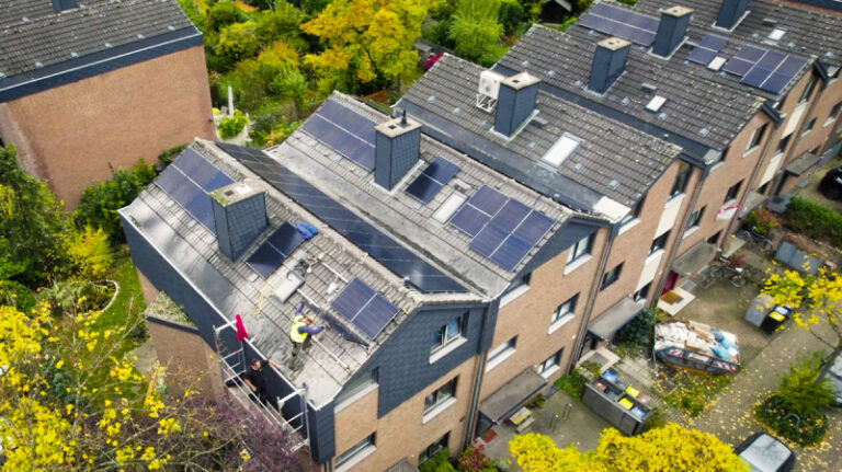 Gute Nachrichten für Reihenhausbesitzer*innen in NRW – Bauministerium präzisiert Runderlass für Solaranlagen und Wärmepumpen auf schmalen Grundstücken