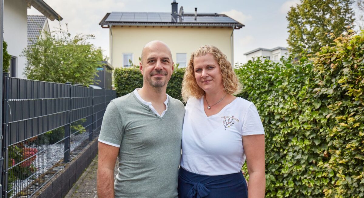 Alexander und Silke Zimmermann vor ihrem Haus mit PV-Anlage