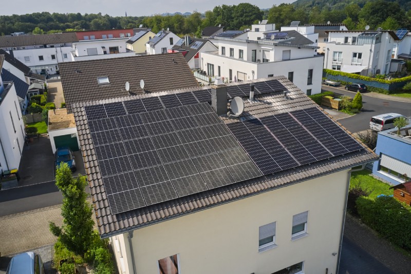 PV-Anlage mit schwarzen Modulen auf Hausdach