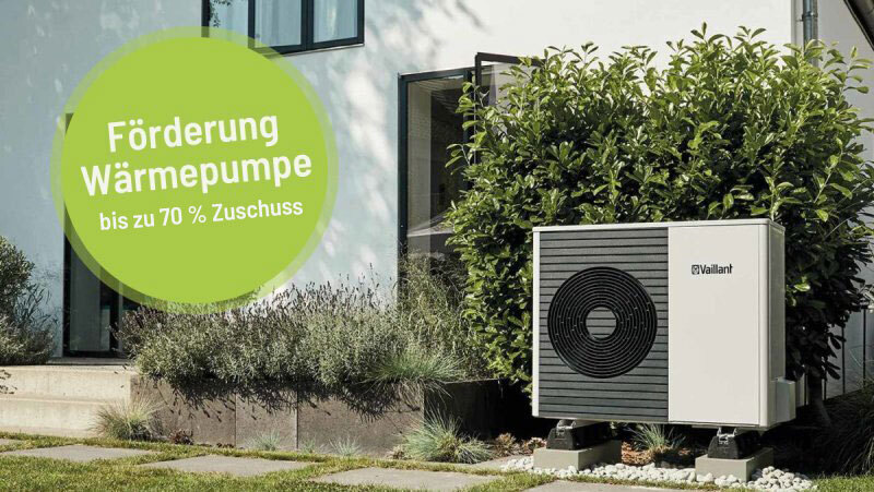 Vaillant Wärmepumpe in Garten mit Störer zur Wärmepumpenförderung in der linken Ecke