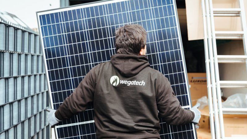 Wegatech Solarteur trägt Photovoltaikmodul