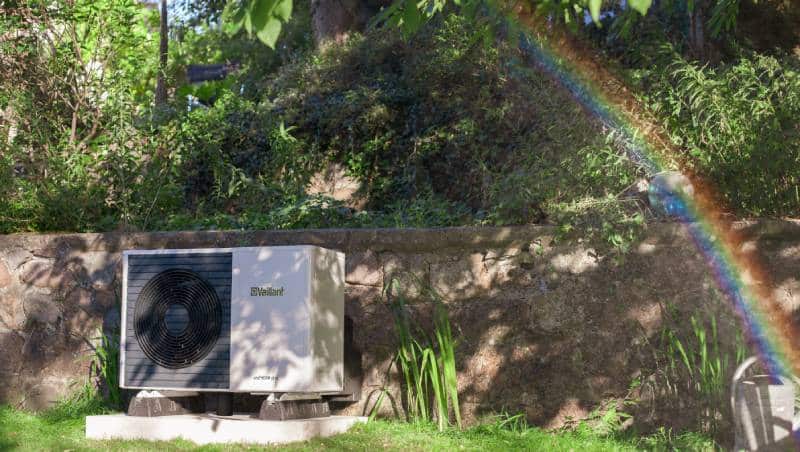 Vaillant Wärmepumpe im Garten mit Regenbogen im Anschnitt