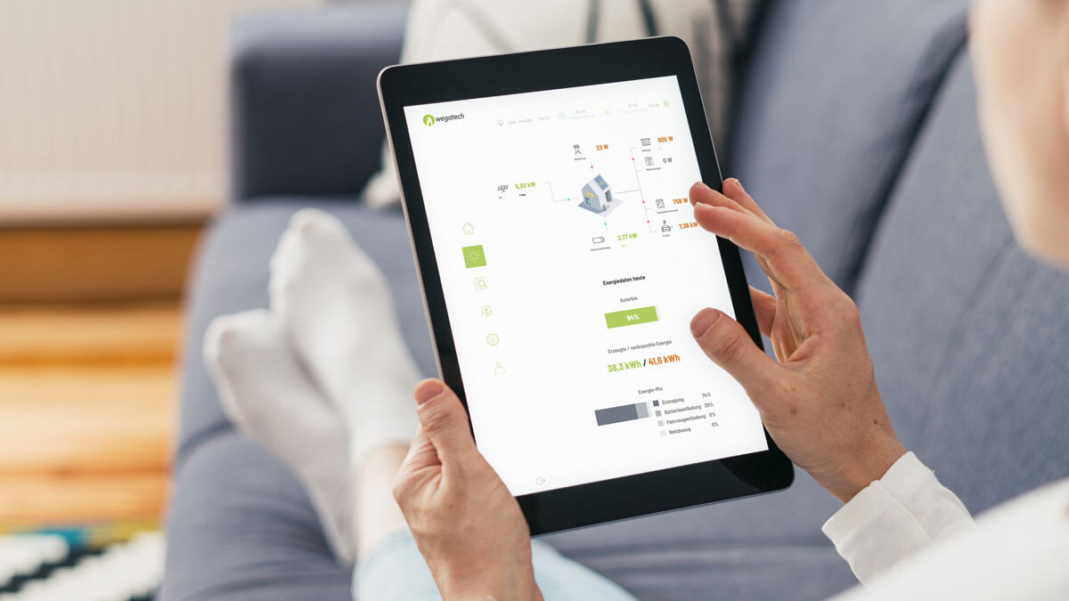 Frau nutzt Energiemanagementsystem an ihrem Tablet, um den Energiefluss ihrer PV-Anlage zu überwachen