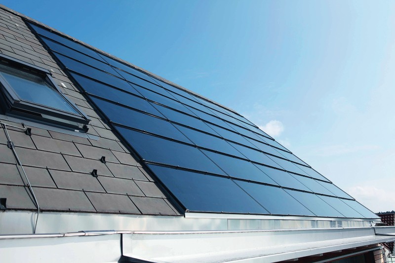 Indach-Photovoltaikanlage vor blauem Himmel