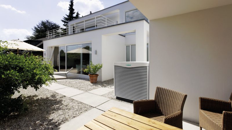 hp10-3627-02-45229-format-flex-height Vaillant Wärmepumpe vor Haus