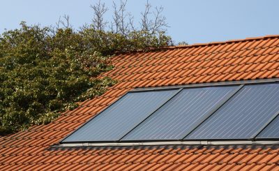 Image of roof with solar panel system installed Solarthermie