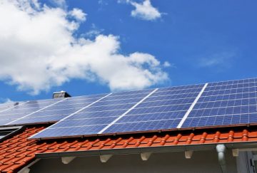 Photovoltaikanlage auf Dach vor leicht bewölktem Himmel