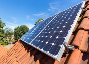 Row of solar panels on roof Solarmodule auf Dach