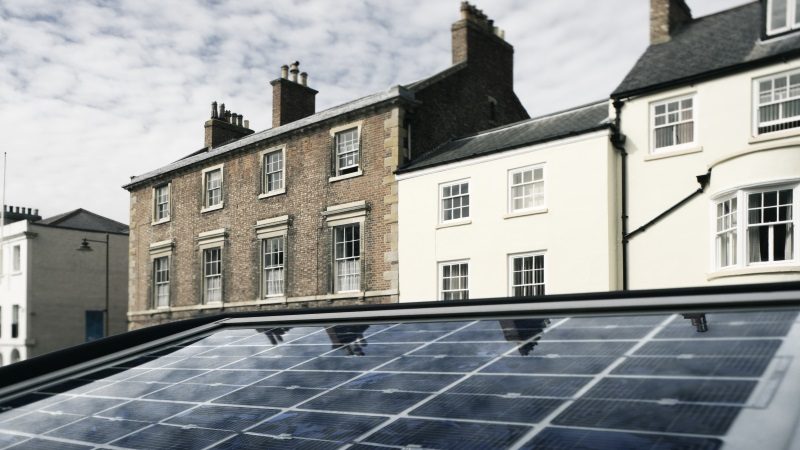 The solar panel of a parkmeter reflects the sky in a street of Durham, England Mieterstrommodell nutzen für Energie aus Photovoltaik